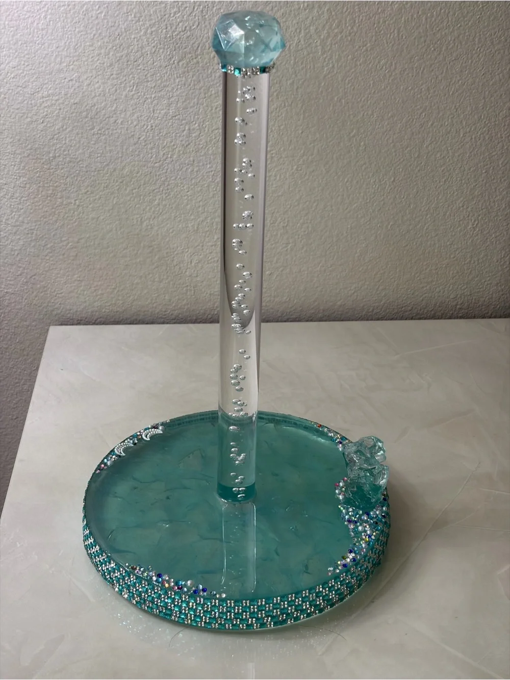Resin paper towel holder countertop